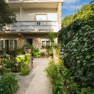 Apartment Violet, Banjol